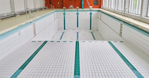 Im Marbacher Hallenbad fehlt das Wasser schon länger. Ein Neubau ist aktuell nicht zu finanzieren.