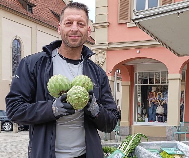 Tobias Göhner verkauft Artischocken aus Frankreich – auch auf dem Ludwigsburger Wochenmarkt.