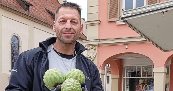 Tobias Göhner verkauft Artischocken aus Frankreich – auch auf dem Ludwigsburger Wochenmarkt.
