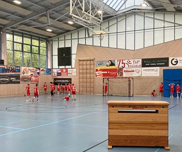 Bei den Übungen verbessern die jungen Handballer ihr Geschick im Passen und Werfen.