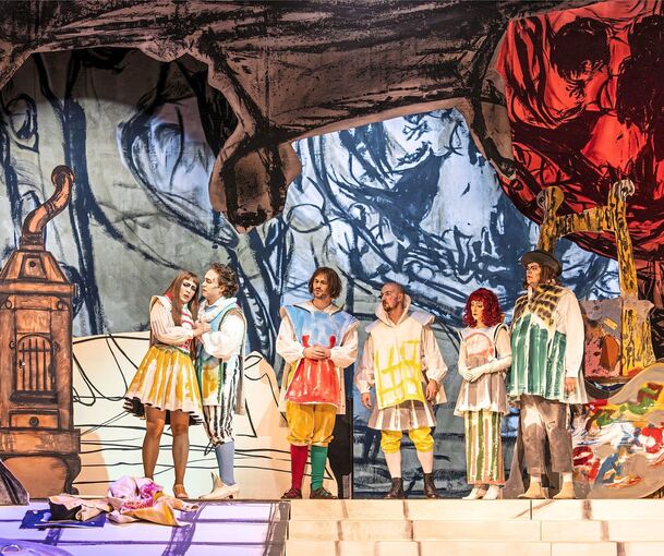 „Wie eiskalt ist dies Händchen“: Lubov Karetnikova (Mimì), Garret Evers (Rodolfo), Keith Klein (Colline), Thomas Wija (Schaunard), Hannah Gries (Musetta), Johannes Mooser (Marcello) in Puccinis „La Bohème“ vom Staatstheater Meiningen am Theater Heilb