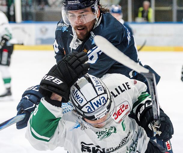 Harter Kampf auch in Halbfinalspiel fünf: Der Kasseler Angreifer Darren Mieszkowski (hinten) rückt Steelers-Kapitän Alexander Preibisch auf die Pelle.