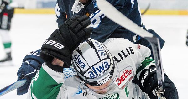 Harter Kampf auch in Halbfinalspiel fünf: Der Kasseler Angreifer Darren Mieszkowski (hinten) rückt Steelers-Kapitän Alexander Preibisch auf die Pelle.