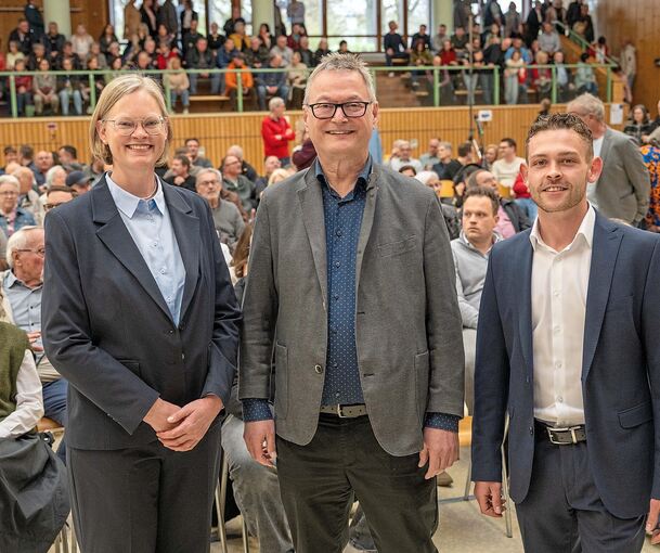 Sie wollen Bürgermeister oder Bürgermeisterin in Gemmrigheim werden: Swantje Hammer (links) und Mario Dittmann (rechts) mit dem amtierenden Bürgermeister Jörg Frauhammer.