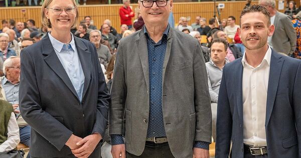 Sie wollen Bürgermeister oder Bürgermeisterin in Gemmrigheim werden: Swantje Hammer (links) und Mario Dittmann (rechts) mit dem amtierenden Bürgermeister Jörg Frauhammer.