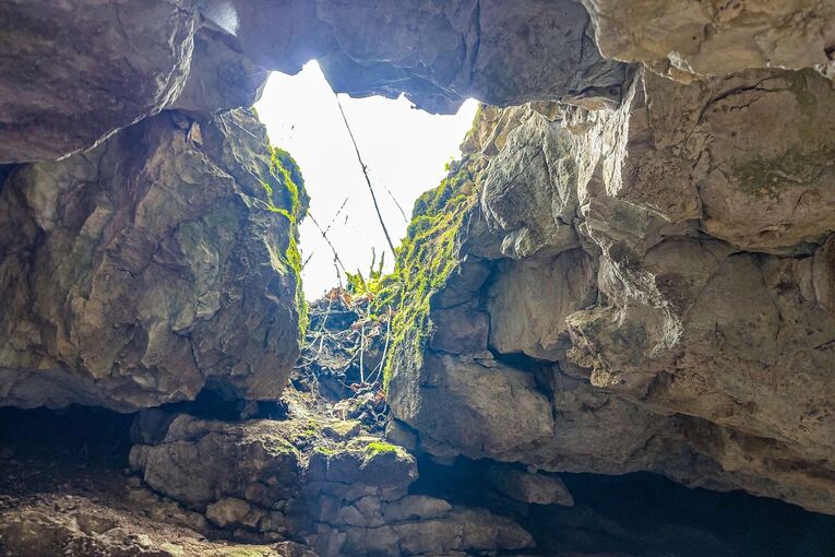 Achtjährige stürzt beim Wandern in Höhle