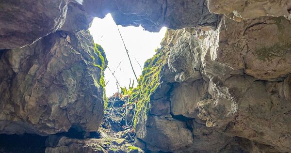 Achtjährige stürzt beim Wandern in Höhle
