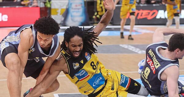 Die Berliner Jack Kayil (links) und Jonas Mattisseck (rechts) klauen Ludwigsburgs Terrell Harris den Ball.