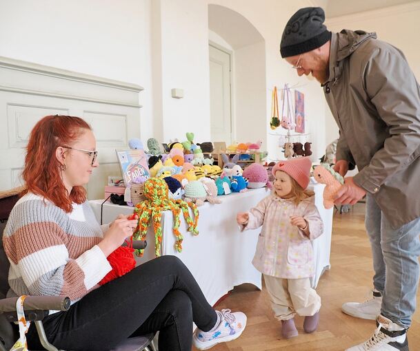 Elisa Schwarz beim Häkeln.