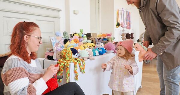 Elisa Schwarz beim Häkeln.