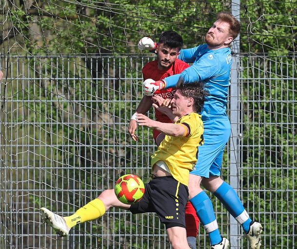 Leonbergs Marco Seufert (vorne) im Luftduell mit FVL-Torhüter Leon Dobler (rechts) und Komninos Delkos.