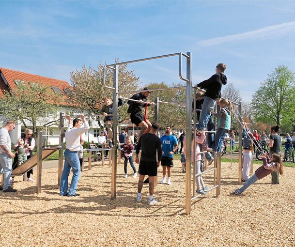Schon bei der Eröffnung ist der Andrang auf die Sportgeräte groß.