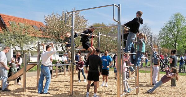 Schon bei der Eröffnung ist der Andrang auf die Sportgeräte groß.