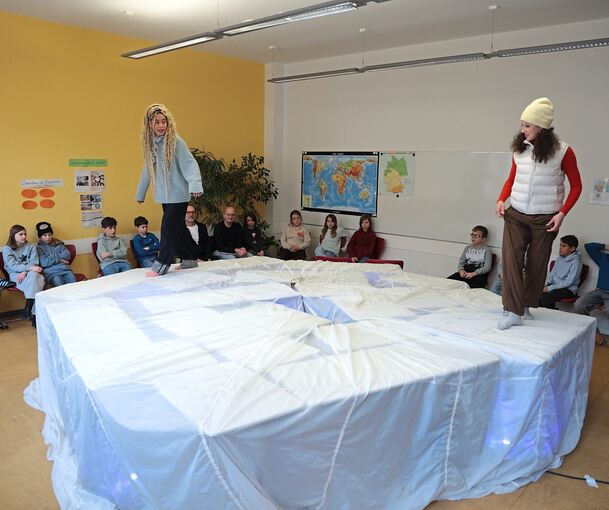 Adriana Fernandez-Falso und Lola Merz-Robinson überzeugen mit agilem, warm-sensiblem und zuweilen humorvollem Spiel.