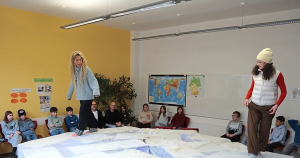 Adriana Fernandez-Falso und Lola Merz-Robinson überzeugen mit agilem, warm-sensiblem und zuweilen humorvollem Spiel.