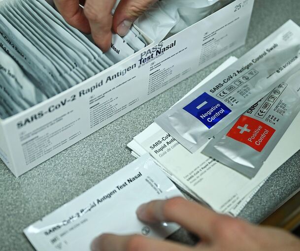 Eine ganze Kiste voll mit Nachweisen über durchgeführte Corona-Tests soll plötzlich vor dem Wohnhaus der Angeklagten aufgetaucht sein.