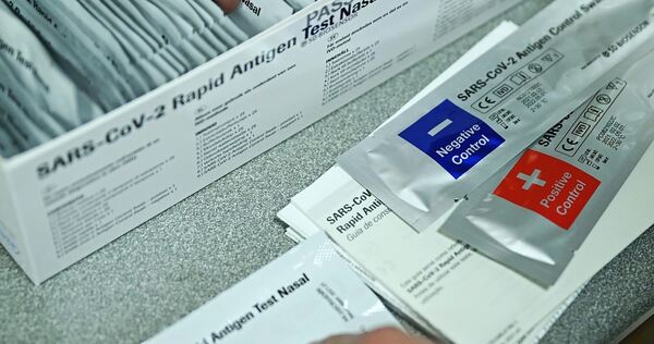 Eine ganze Kiste voll mit Nachweisen über durchgeführte Corona-Tests soll plötzlich vor dem Wohnhaus der Angeklagten aufgetaucht sein.