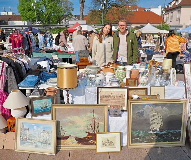 Kunstdrucke, Kleidung und jede Menge Haushaltsgegenstände werden an diesem Stand zum Kauf angeboten.