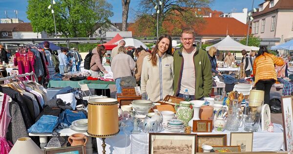 Kunstdrucke, Kleidung und jede Menge Haushaltsgegenstände werden an diesem Stand zum Kauf angeboten.
