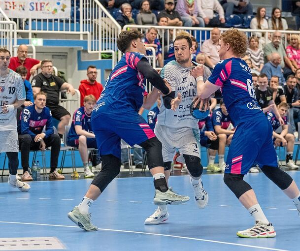 Gar nicht so einfach: Bietigheims Dominik Claus (Mitte) bekommt es gleich mit zwei Gegenspielern zu tun.