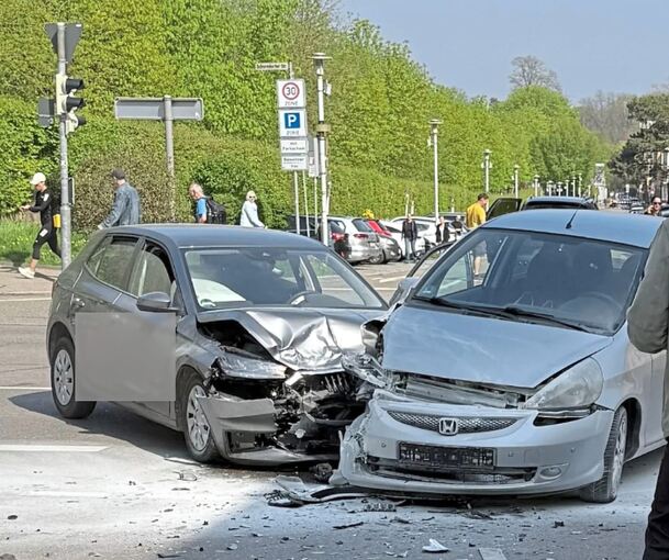 Zwei Autos kollidieren auf der Schorndorfer Straße.