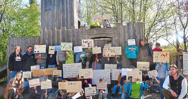 Zukunftssorgen auf dem Robinsonspielplatz in Neckarweihingen: Die drohenden Einsparungen des städtischen Zuschusses schrecken die Vereinsmitglieder auf. Die Kinder haben Plakate gestaltet.