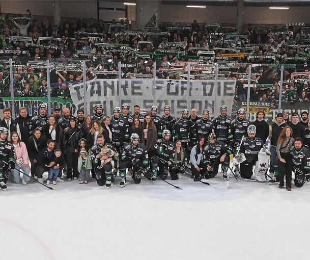 Abschlussfoto nach einer grandiosen DEL2-Saison: Die Eishockey-Profis der Bietigheim Steelers lassen sich mit ihren Familien vor der Enztalkurve ablichten.