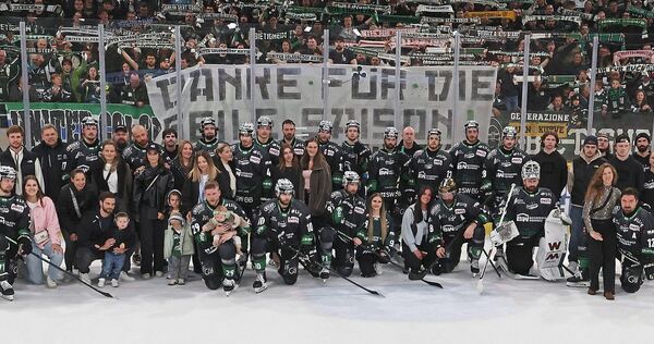 Abschlussfoto nach einer grandiosen DEL2-Saison: Die Eishockey-Profis der Bietigheim Steelers lassen sich mit ihren Familien vor der Enztalkurve ablichten.