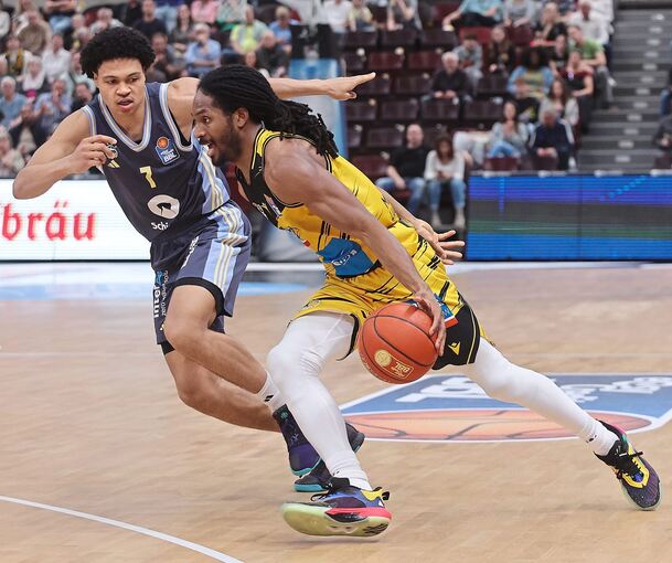 Terrell Harris (rechts) von den MHP Riesen gegen den Berliner Jack Kayil.