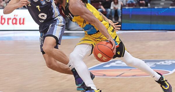 Terrell Harris (rechts) von den MHP Riesen gegen den Berliner Jack Kayil.