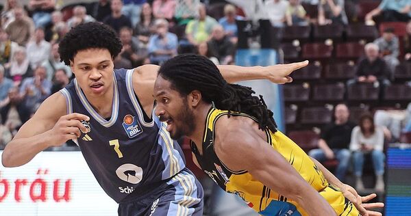 Terrell Harris (rechts) von den MHP Riesen gegen den Berliner Jack Kayil.