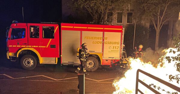 Die Feuerwehr rückte am frühen Sonntagmorgen in die Elmar-Doch-Straße aus.