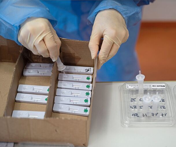 Wie viele Corona-Testungen hat es in den drei Teststationen der angeklagten Betreiberin tatsächlich gegeben? Das versucht derzeit das Landgericht zu klären.