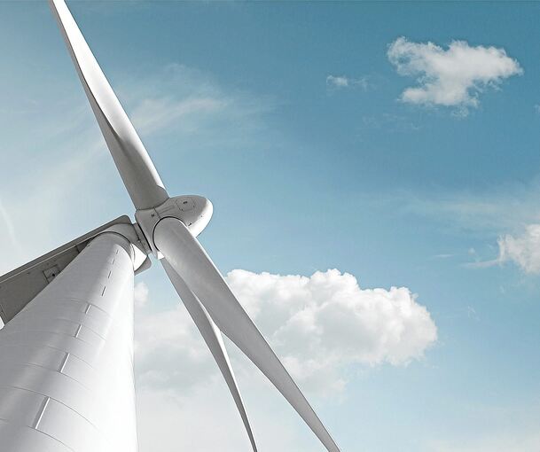 Spannende Perspektive: Blick von unten auf ein Windrad.