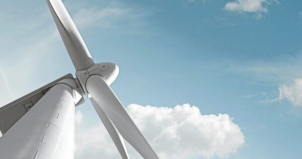 Spannende Perspektive: Blick von unten auf ein Windrad.