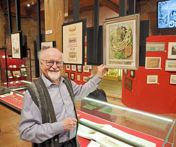 Museumsleiter Kurt Sartorius zeigt ein Exponat, das ihm besonders gefällt.