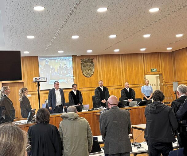 Die Strafkammer des Landgerichts Heilbronn am Montagmittag beim Prozessauftakt gegen die beiden Angeklagten, die versucht haben sollen, in Tamm einen Mann umzubringen.