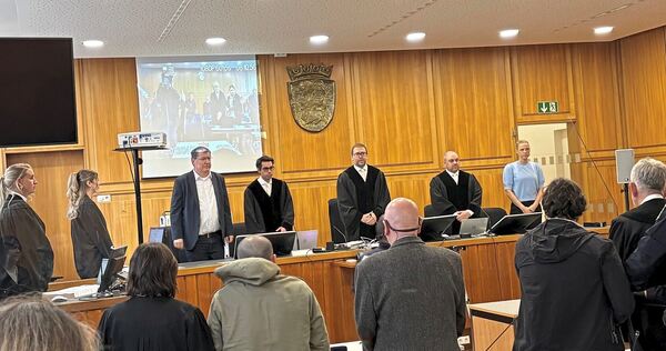 Die Strafkammer des Landgerichts Heilbronn am Montagmittag beim Prozessauftakt gegen die beiden Angeklagten, die versucht haben sollen, in Tamm einen Mann umzubringen.