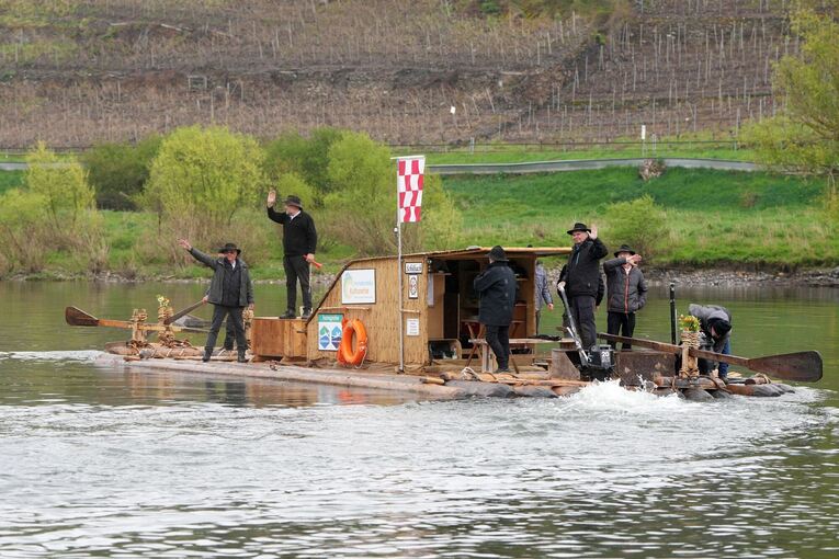 Floßmeister Kipp und sein Team unterwegs auf der Mosel Floßmeister Kipp und sein Team unterwegs auf der Mosel