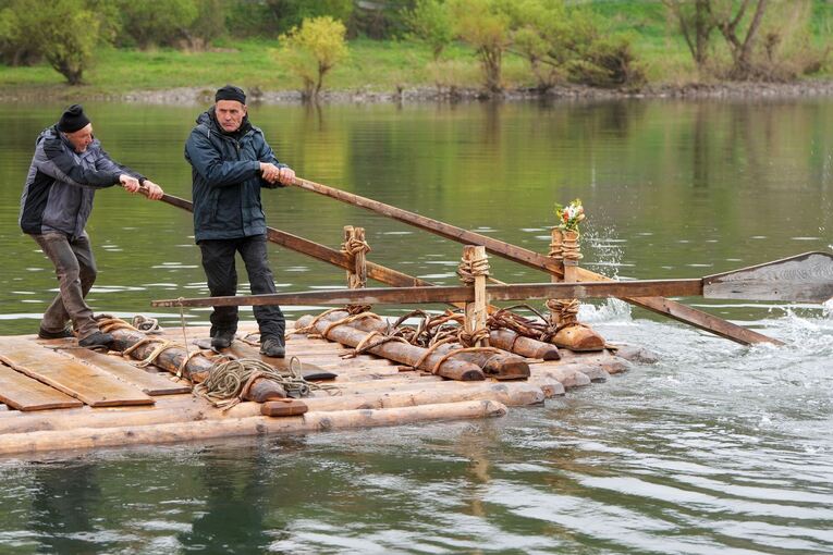 Floßmeister Kipp und sein Team unterwegs auf der Mosel Floßmeister Kipp und sein Team unterwegs auf der Mosel