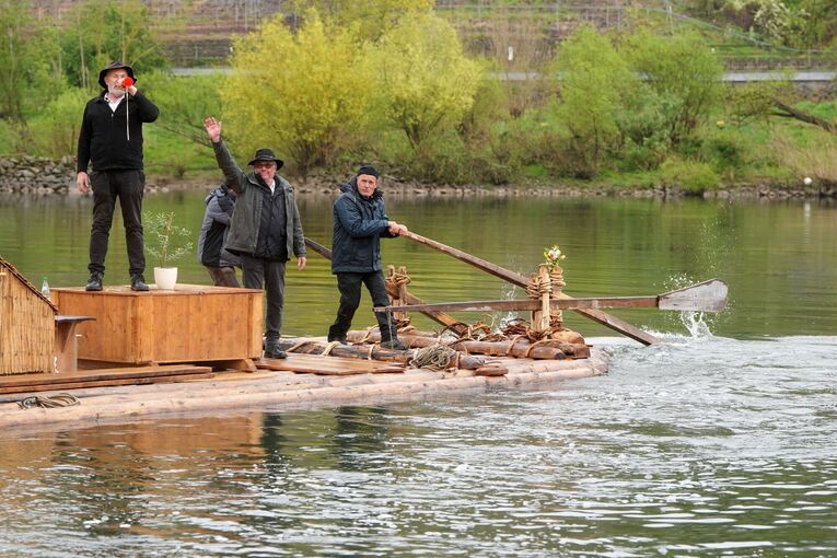 Floßmeister Kipp und sein Team unterwegs auf der Mosel Floßmeister Kipp und sein Team unterwegs auf der Mosel