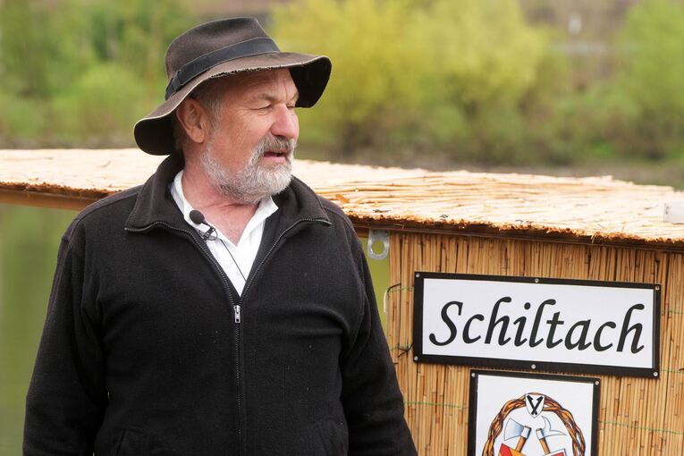 Floßmeister Kipp und sein Team unterwegs auf der Mosel Floßmeister Kipp und sein Team unterwegs auf der Mosel