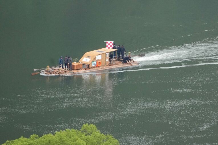Floßmeister Kipp und sein Team unterwegs auf der Mosel Floßmeister Kipp und sein Team unterwegs auf der Mosel