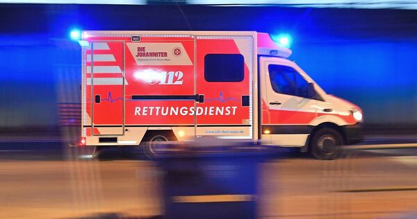 Der Rettungsdienst brachte den verletzten Autofahrer in ein Krankenhaus.