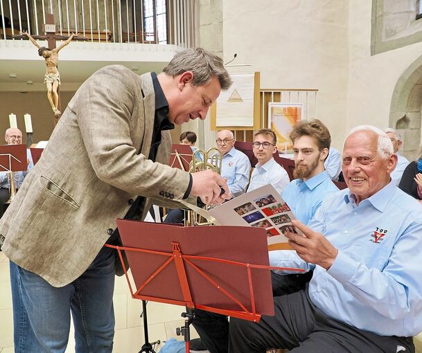 Landesposaunenwart Christof Schmidt ehrt Martin Wagner: Er spielt seit 75 Jahren im CVJM-Posaunenchor Möglingen.