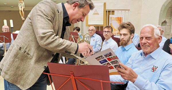 Landesposaunenwart Christof Schmidt ehrt Martin Wagner: Er spielt seit 75 Jahren im CVJM-Posaunenchor Möglingen.