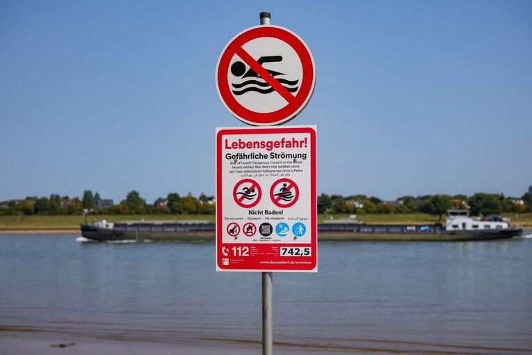 Warnhinweise am Rheinufer