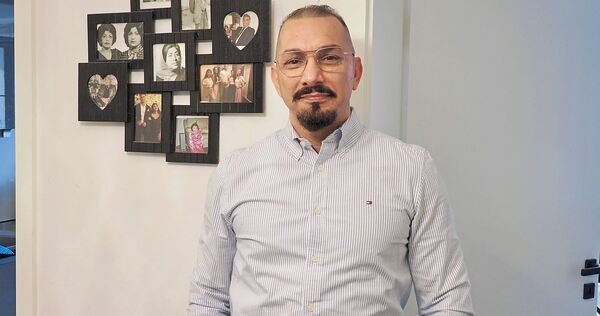 Adel Khaibari steht in seiner Möglinger Wohnung vor Familienfotos. Darauf zu sehen: Vater, Mutter, Großeltern, Kinder, Schwieger Adel Khaibari steht in seiner Möglinger Wohnung vor Familienfotos. Darauf zu sehen: Vater, Mutter, Großeltern, Kinder, Schwiegereltern, Onkel.