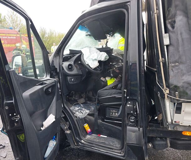 Der Fahrer dieses Lastwagens wurde eingeklemmt und verletzt.