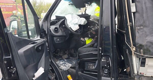 Der Fahrer dieses Lastwagens wurde eingeklemmt und verletzt.